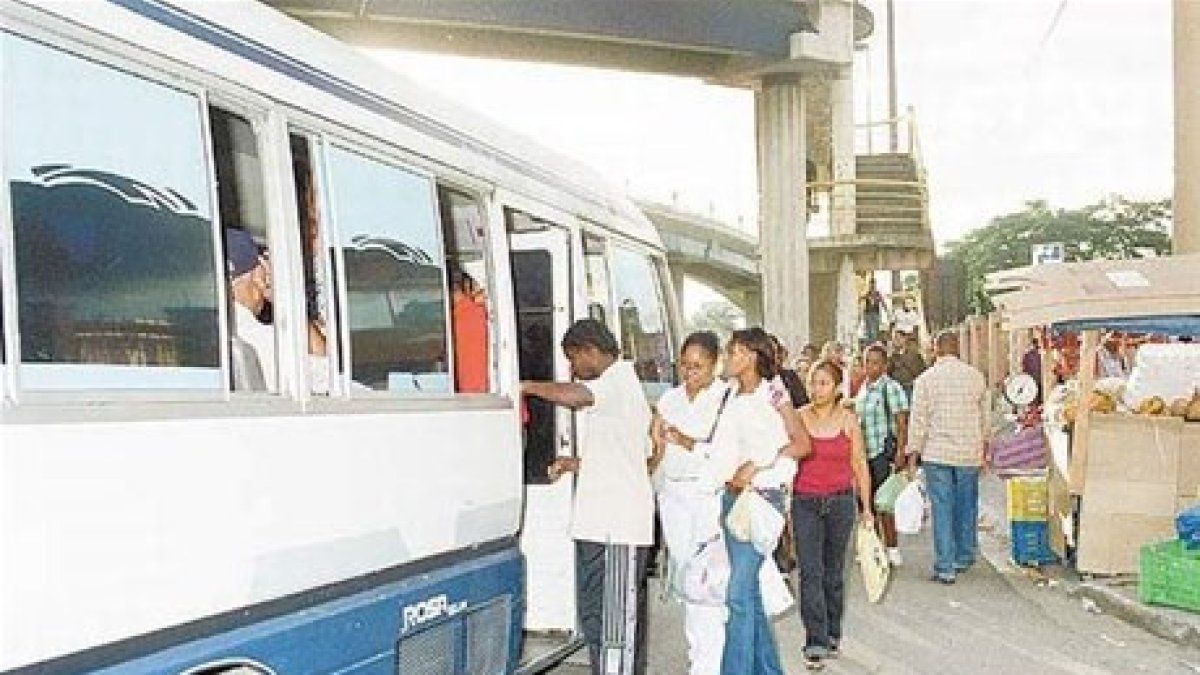Las guaguas de Omsa escaseaban ayer