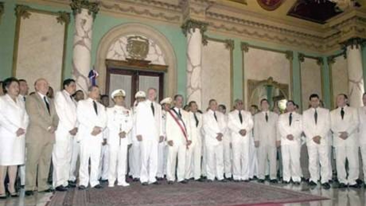 Nombra miembros de gabinete