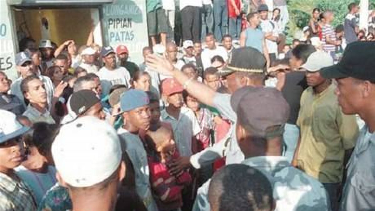 Una multitud trató de matar a turistas por confusión