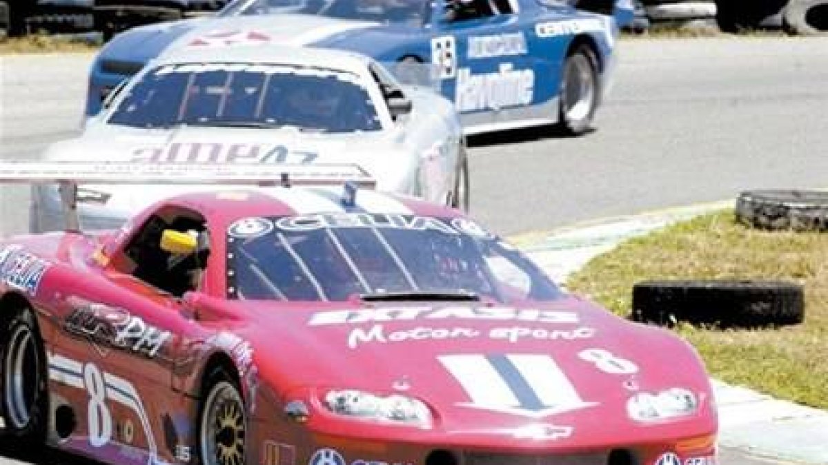Faustino Perozo afina su auto para carrera