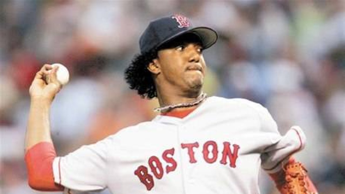 Pedro sufrió molestias al resbalarse en montículo