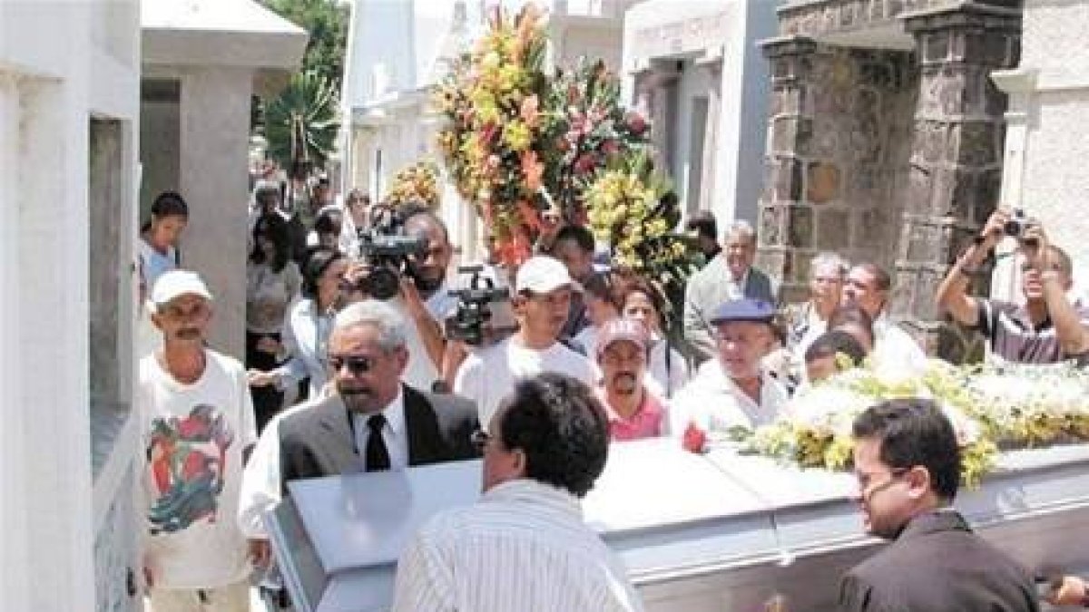 Sepultan en Santiago restos de Federico Izquierdo