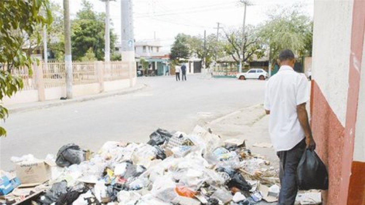 Basura y mal estado de las calles, común denominador de Los Mina