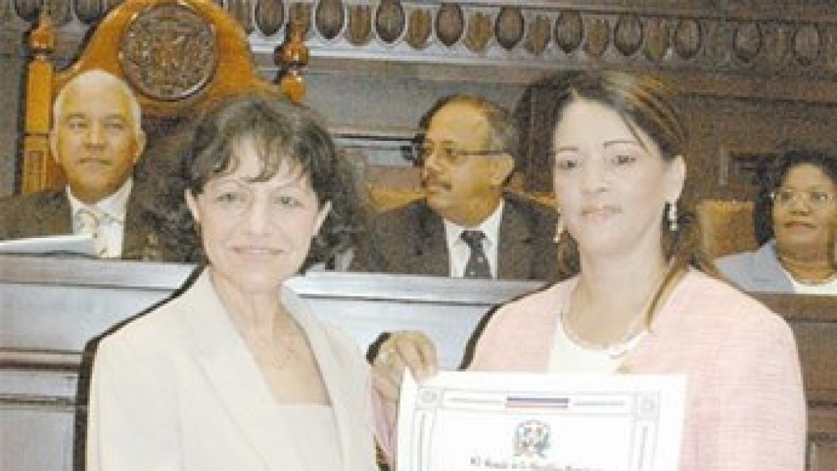 Senado reconoce 54 damas