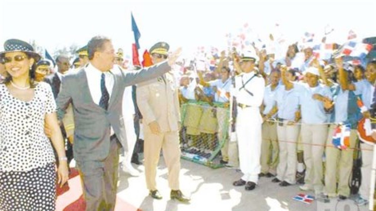 Escolares rinden honor a la bandera