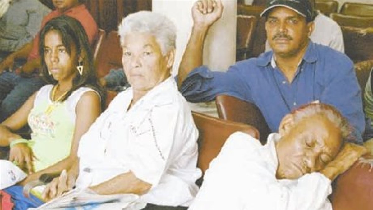 Pacientes piden salida a conflicto