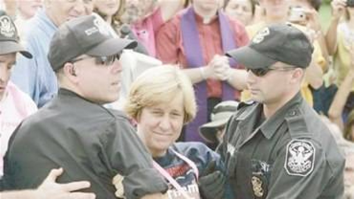 Cindy Sheehan es arrestada