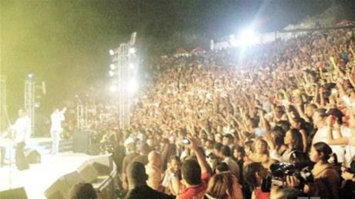 Aventura triunfa en Altos de Chavón