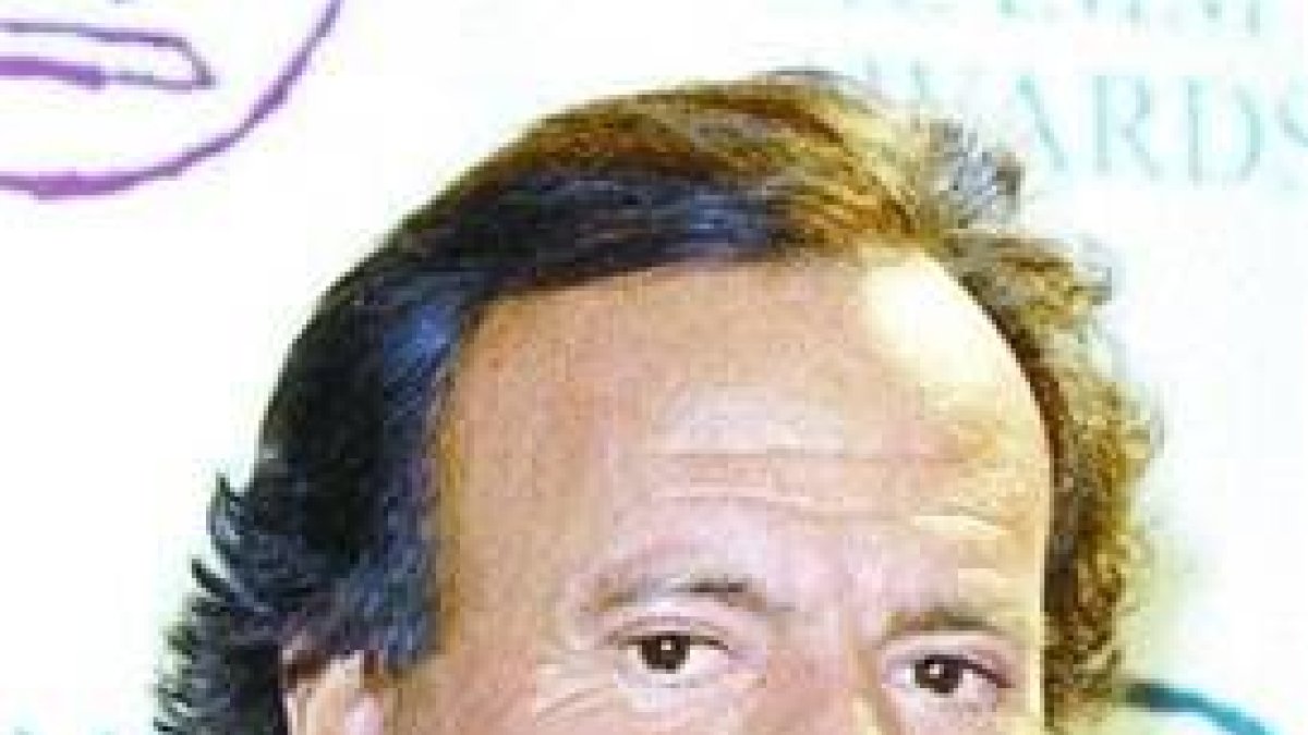 Aplazan demanda a Julio Iglesias