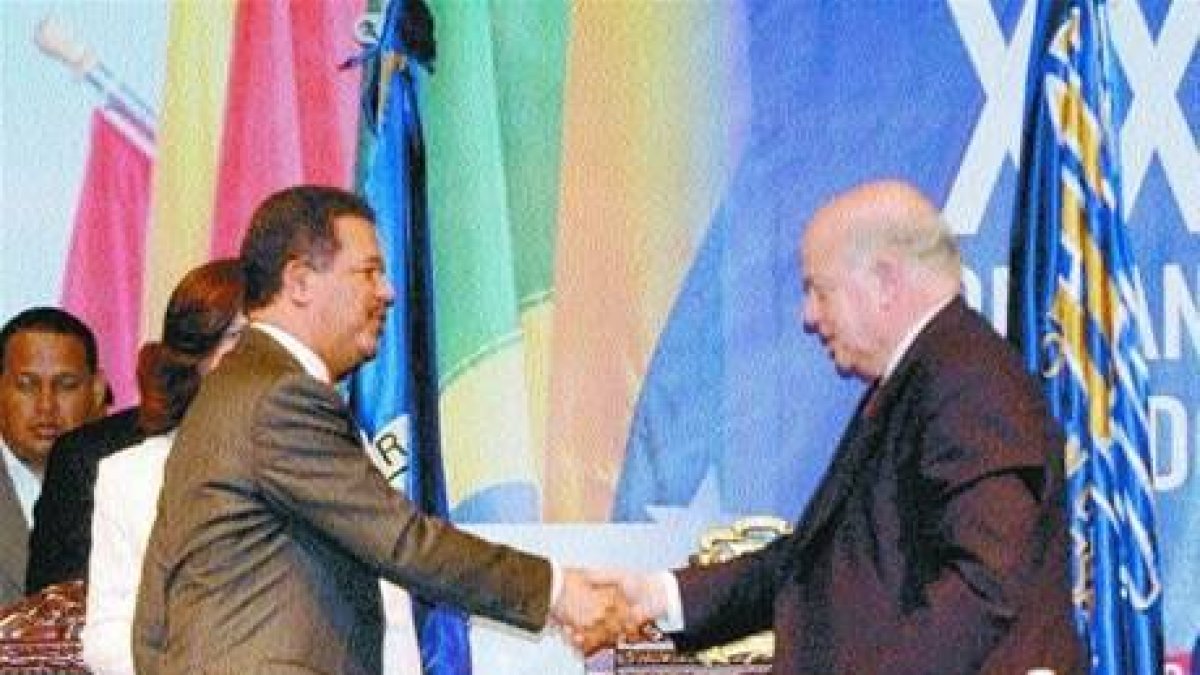 Cita obstáculos que enfrenta la democracia