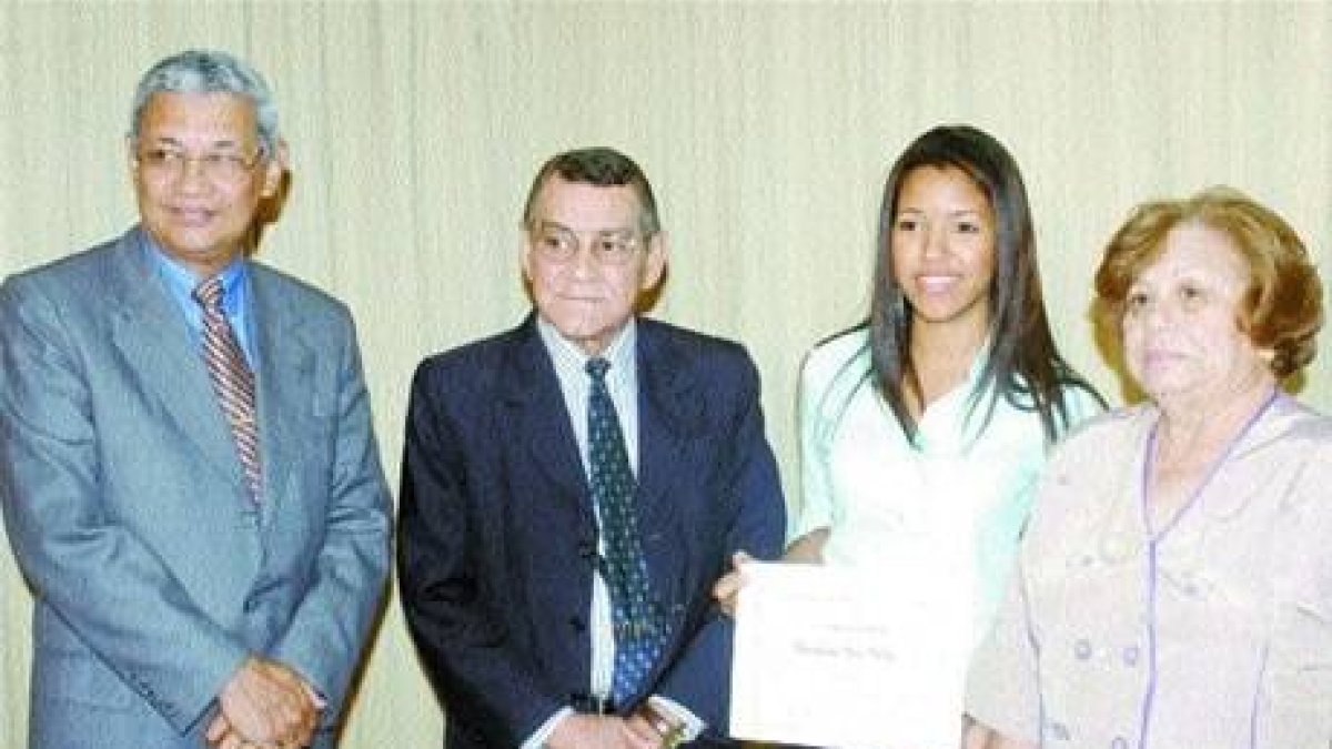 Fundación Divina Franco premia estudiantes