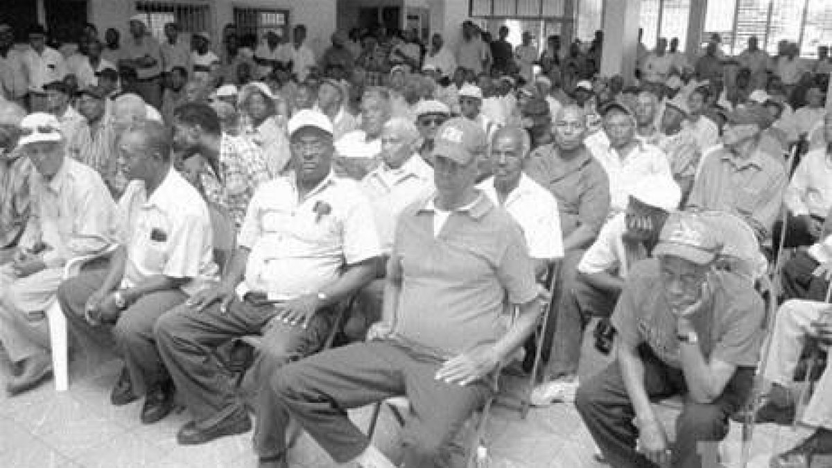 Obreros denuncian les retienen millones