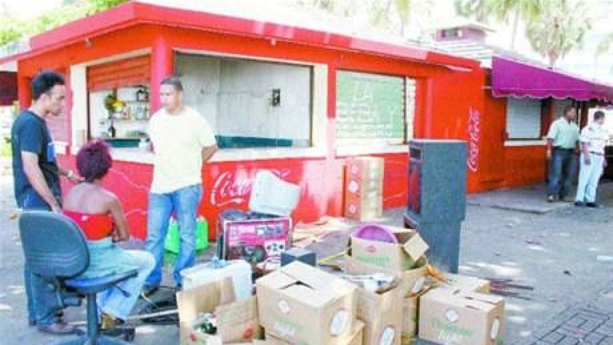 Desalojan negocios Güibia y el Malecón