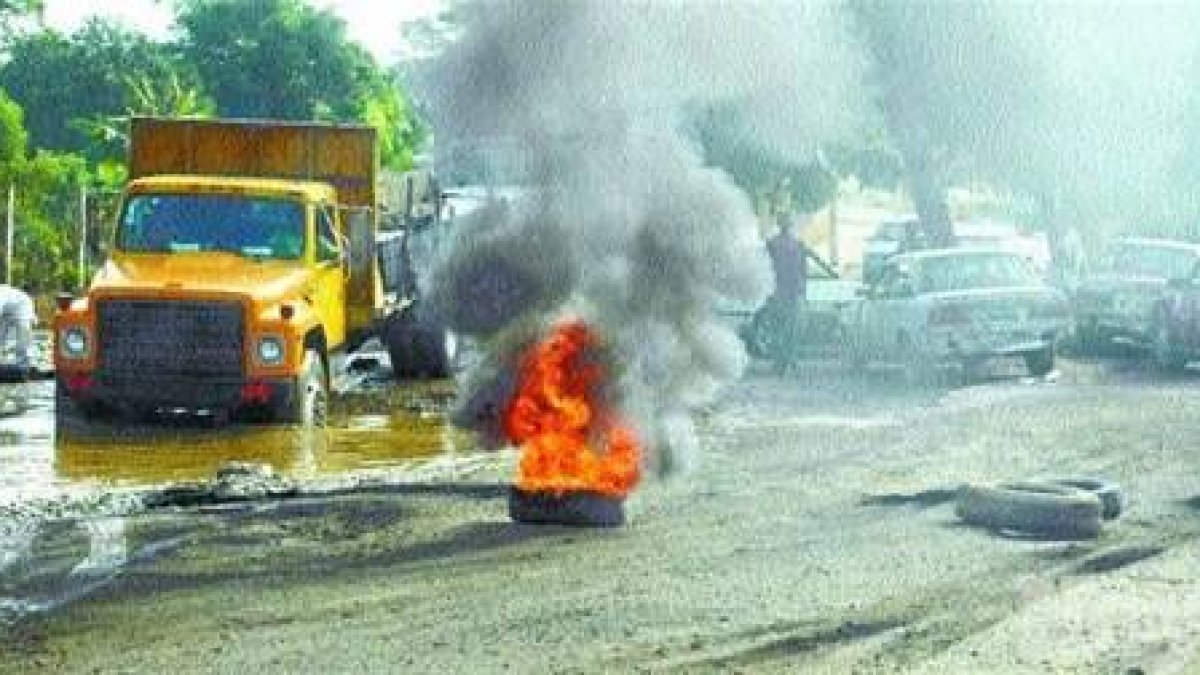 Comunitarios marchan a gobernación Santiago en reclamo terminen obras