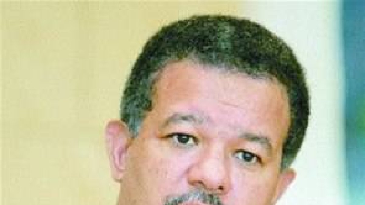 Leonel con críticas y alta popularidad a mitad periodo