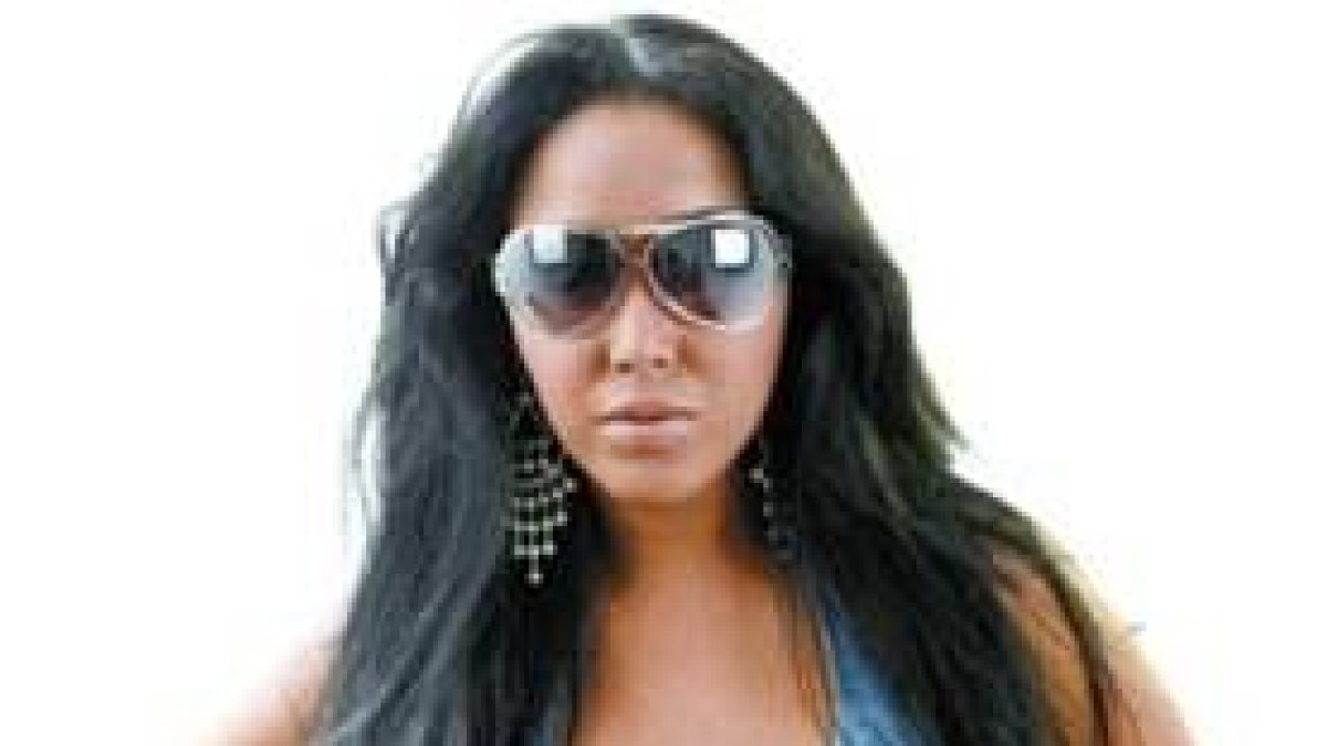 Indhira Martínez debuta como cantante