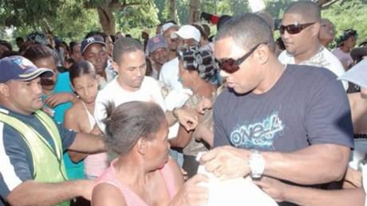 Miguel Tejada reparte ayudaEntre damnificados de la tormenta Noel
