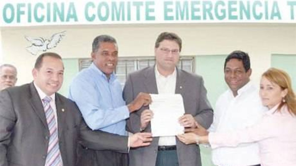 Falcobridge entrega ayuda para damnificados