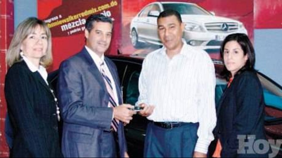 Ganador de Mercedes Benz recibe llaves
