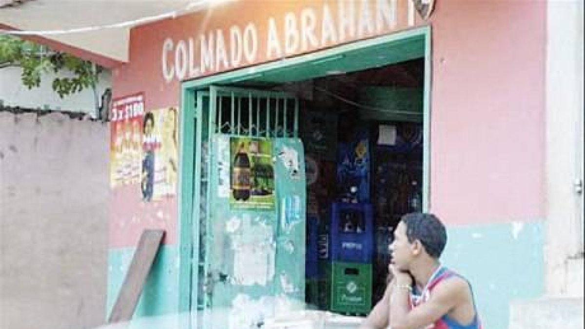 Colmado clausurado aún funciona