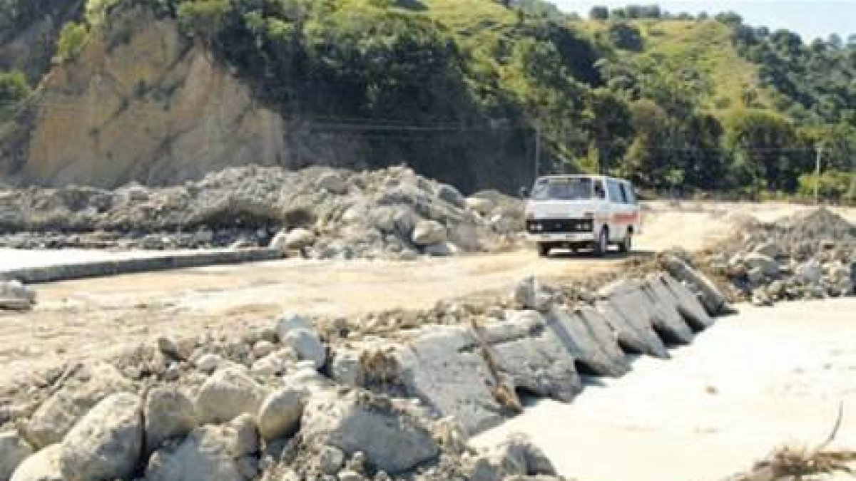 Restablece comunicación en poblaciones