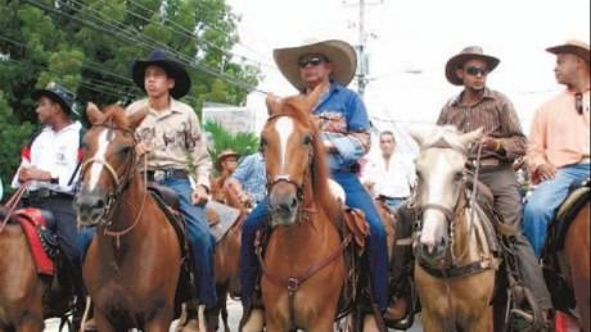Jinetes de Monte Plata desfilan en vías capital