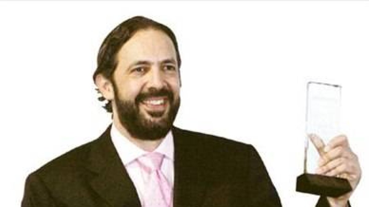 Juan Luis Guerra vuelve a imponerse,con tres  Billboard