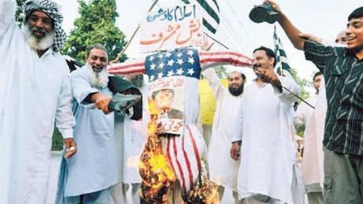 Salida Musharraf lleva caos Pakistán