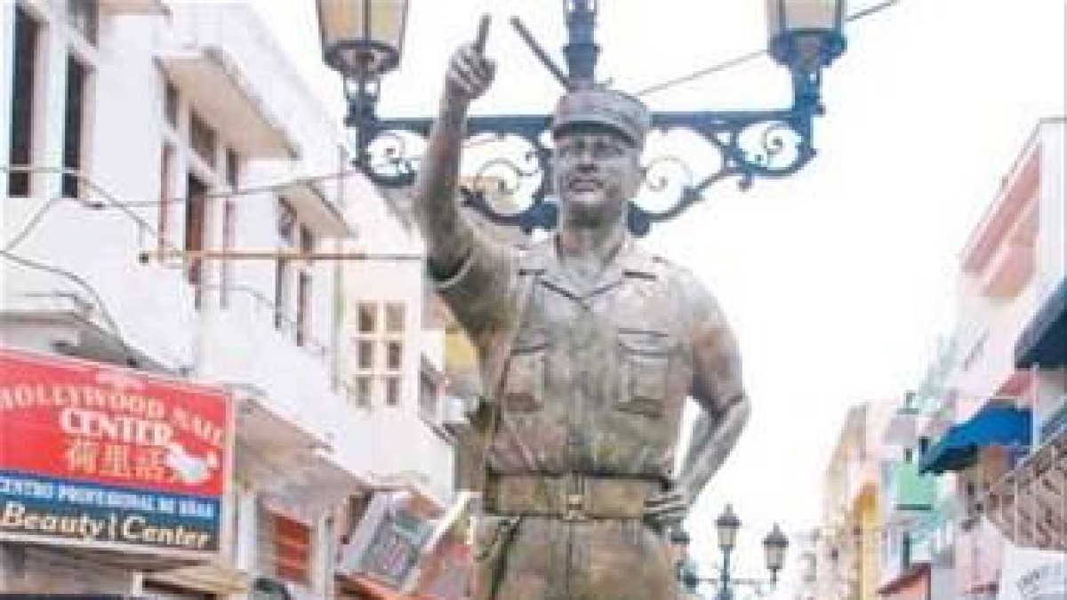Develizan estatua de  Caamaño