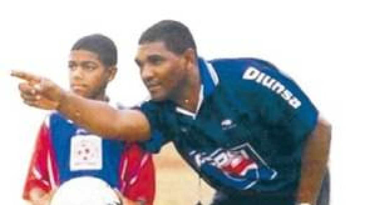 Entrenador Pascasio Mendoza dice no está en sus planes dirigir Asociación Fútbol SD