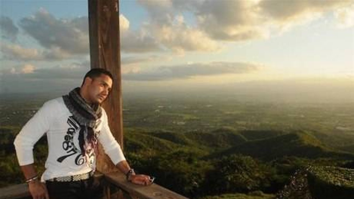 Elvis Martínez llora muerte de su hermano; siguen tiroteos en San Francisco de Macorís