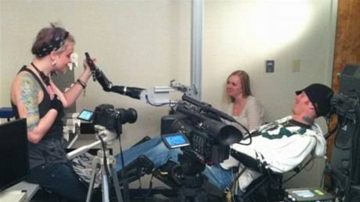 Hombre paralítico mueve brazo robot con la mente