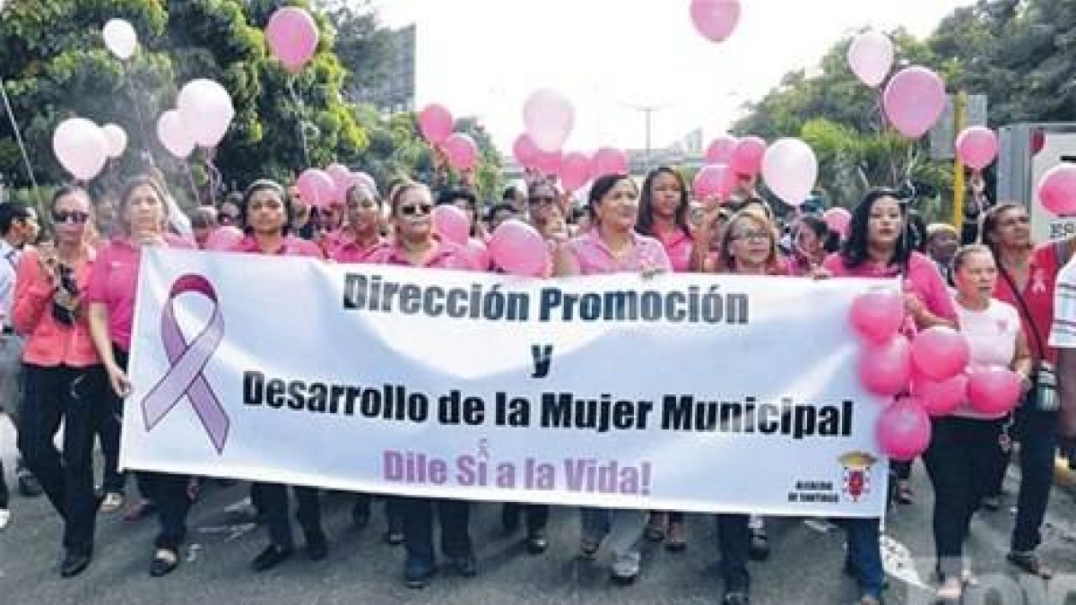 Mujeres marchan en Santiago en prevención del cáncer de mama