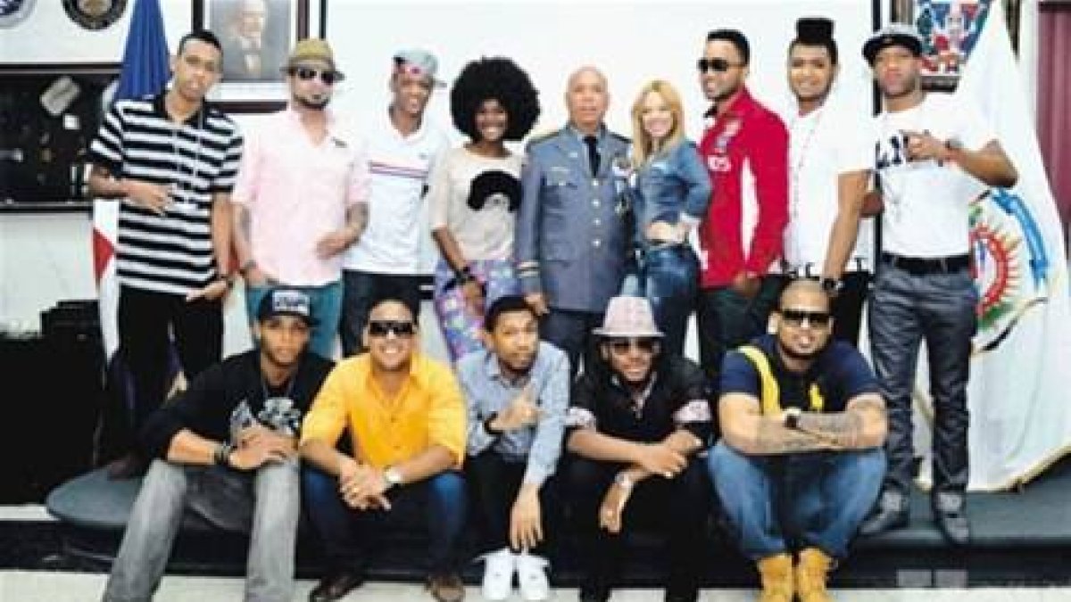 Presidente de la DNCD se reúne con cantantes urbanos