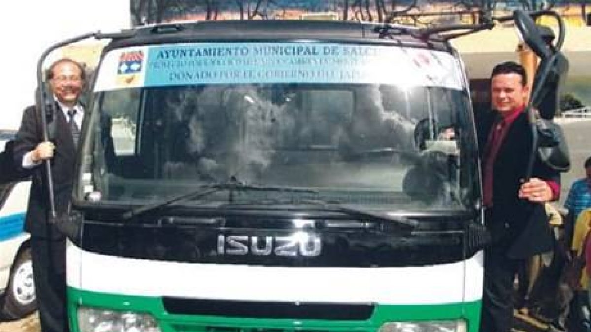 Embajada Japón dona camiones basura