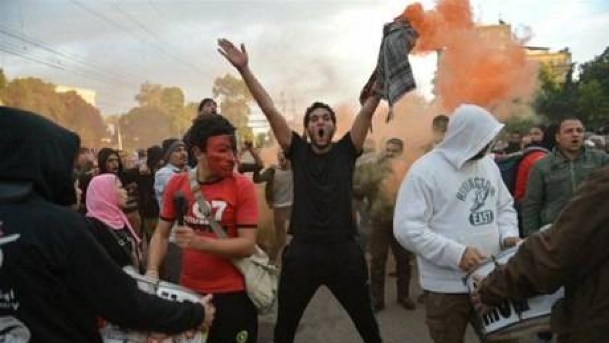 La oposición egipcia protesta por un vídeo de un hombre desnudo apaleado por la policía