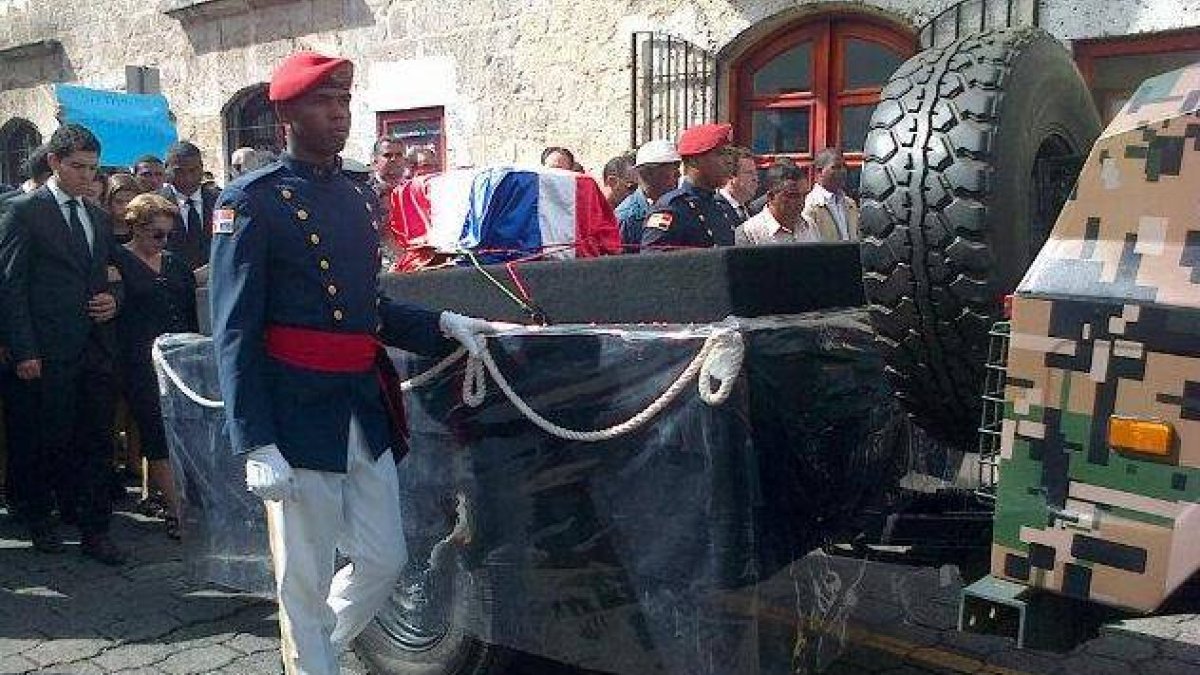 Los restos de Fernández Domínguez ya reposan en el Altar de la Patria.