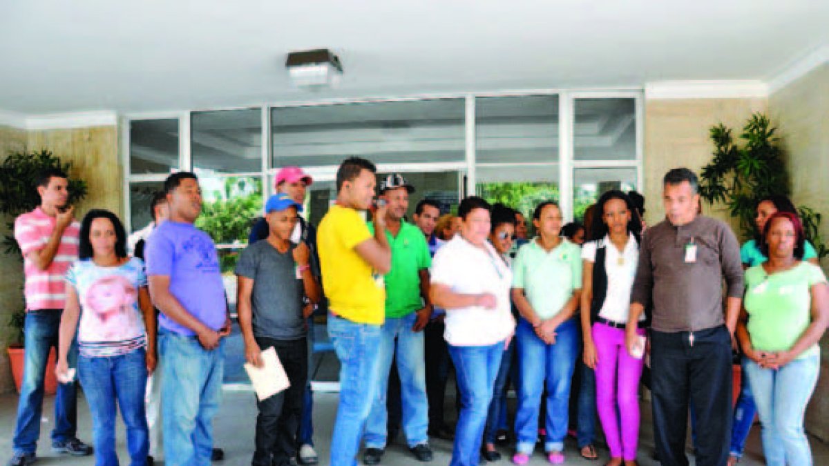 Personal hospital protesta por falta de pago salarios