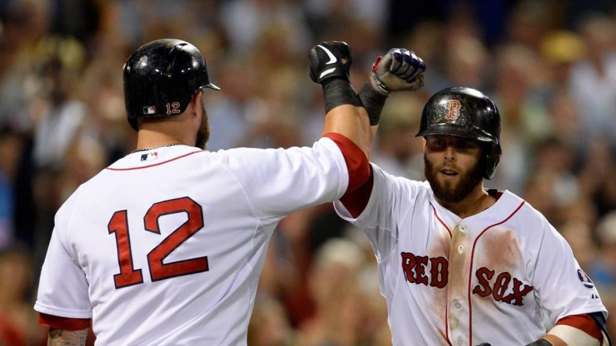 Mike Napoli es felicitado por Jarrod Saltalamacchia tras pegar el jonrón que definió el partido.