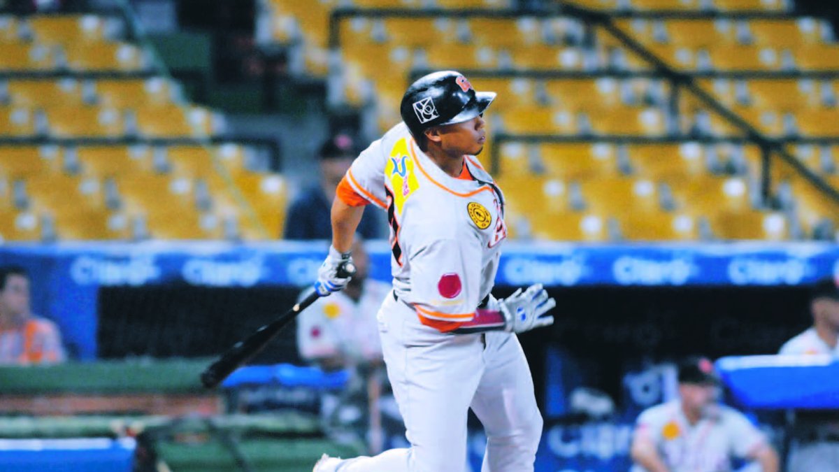 Moisés Sierra, de los Gigantes del Cibao, al momento de conectar un doble durante el partido de ayer frente a los  Leones del Escogido en el estadio Quisqueya
