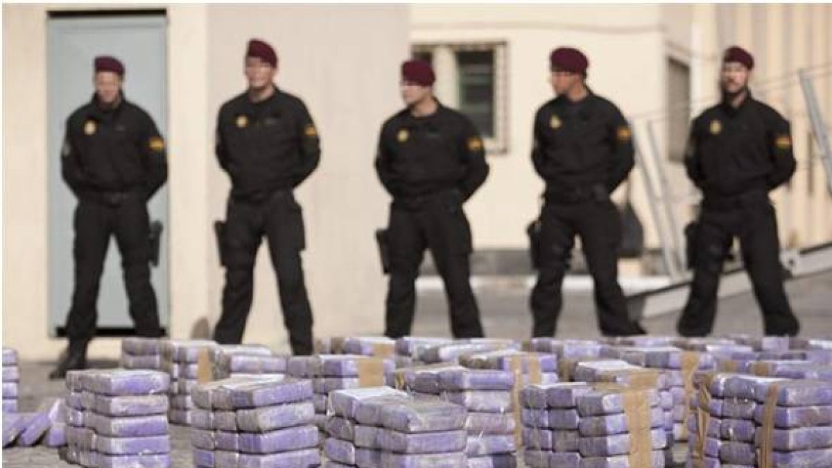 agentes de la policia  incautan 550 kilos de cocaina en un velero que se dirigia a españa