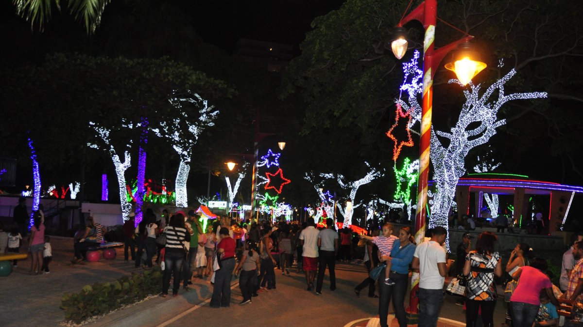 Familias disfrutan los atractivos del Parque Brillante Navidad