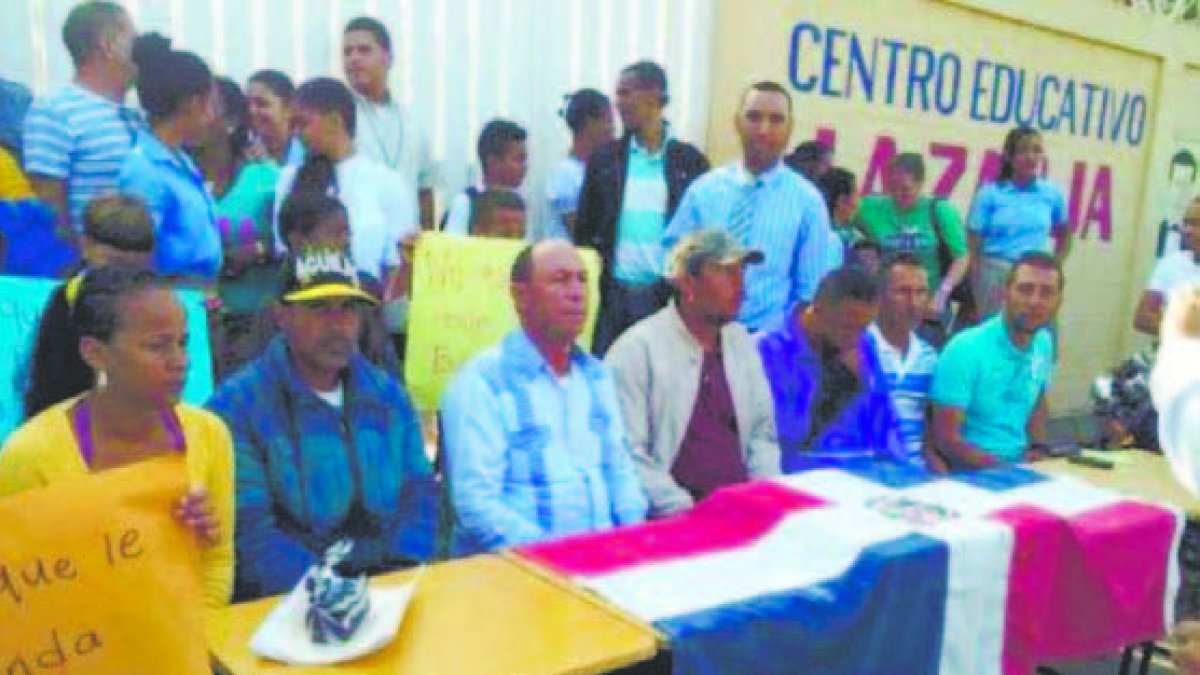 Ocupan escuela por falta de pago a maestros