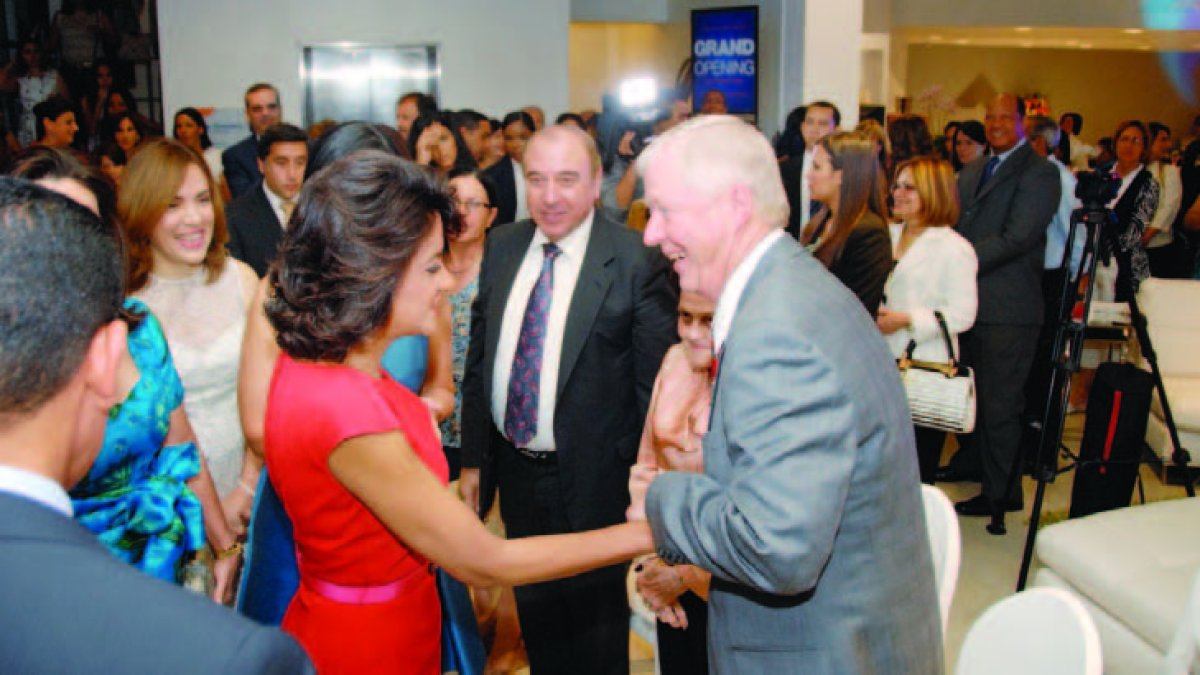 La primera dama Cándida Montilla de Medina saluda a Mike Hoff a su llegada