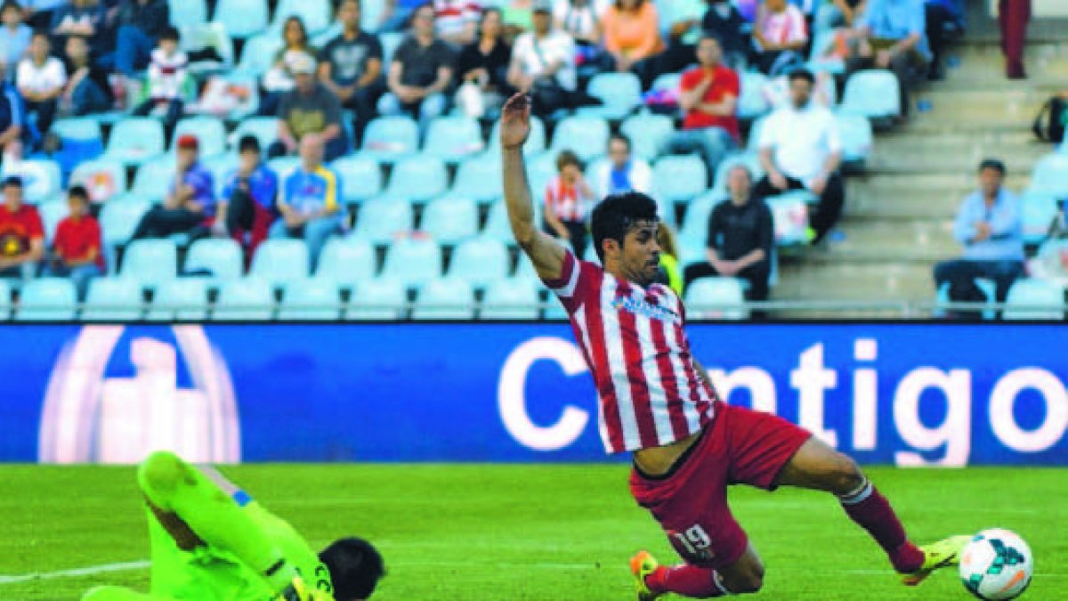 A la izquierda la lesión de Diego; a la derecha cuando hizo el gol