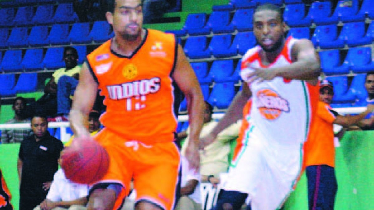 El partido fue celebrado en el bajo techo Eleoncio Mercedes