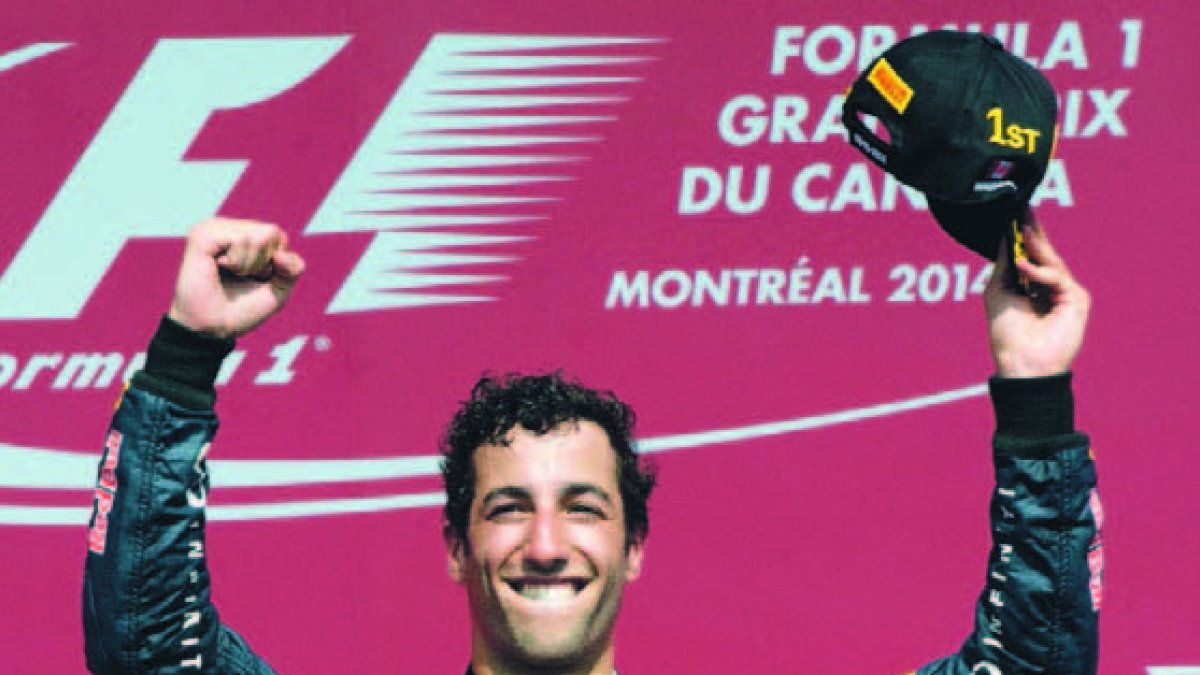 Daniel Ricciardo levanta las manos en señal de júbilo por el triunfo