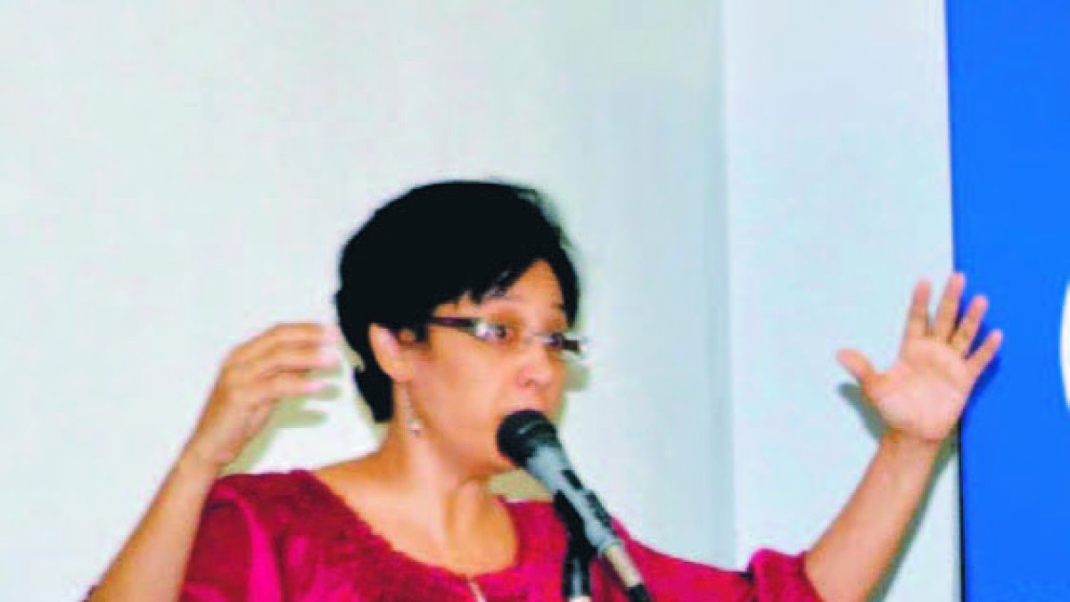 Jenny Torres expone sobre estudio de Ciudad Alternativa