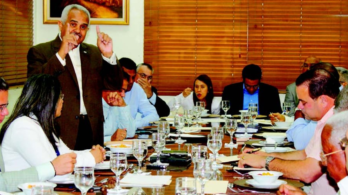 El Consejo de Directores de la JAD durante el encuentro encabezado por el presidente de la JAD y la  ministra de Trabajo, Maritza Hernández