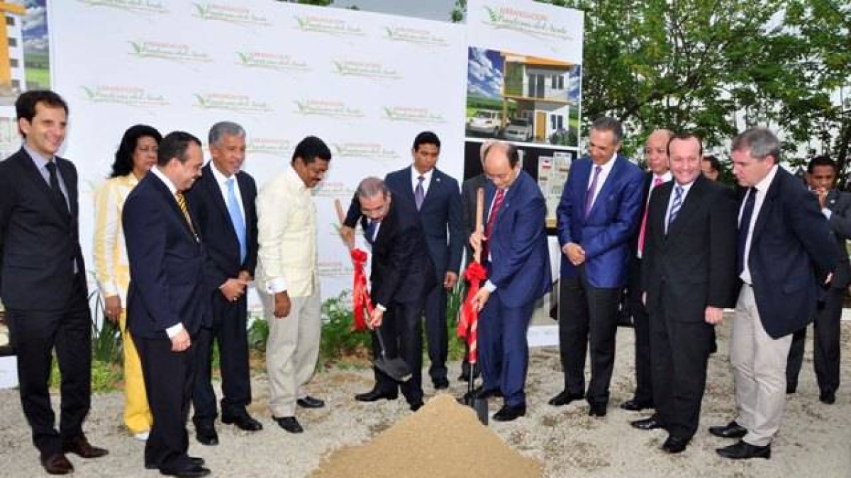 El País/  El Inversionista Español José Castro Carmona  ,habla en un Primer Palazo ,del inicio de construcción proyecto Pradera del Norte en los Alcarrizo con la participación en el mismo con el Presidente Danilo Medina Sánchez ,Hoy/José Francisco.25-7-2014